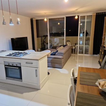 Town Pent House Lägenhet Luqa Exteriör bild
