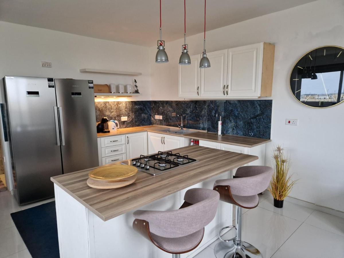 Town Pent House Lägenhet Luqa Exteriör bild