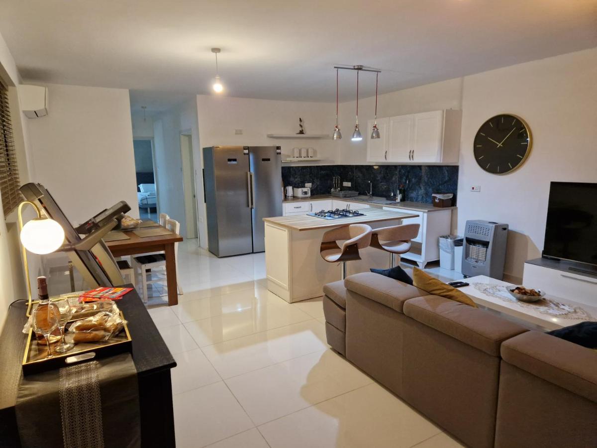 Town Pent House Lägenhet Luqa Exteriör bild
