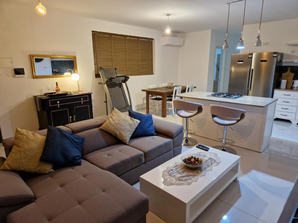 Town Pent House Lägenhet Luqa Exteriör bild