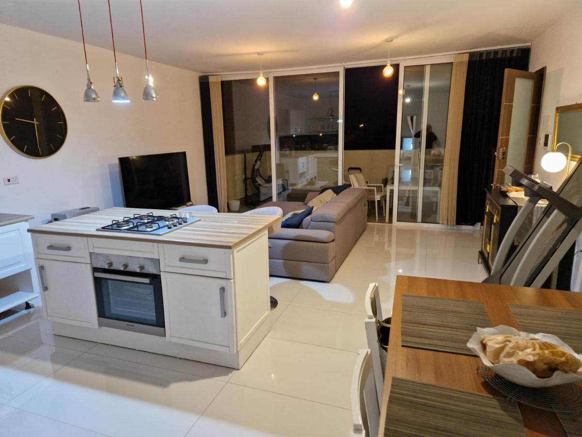 Town Pent House Lägenhet Luqa Exteriör bild