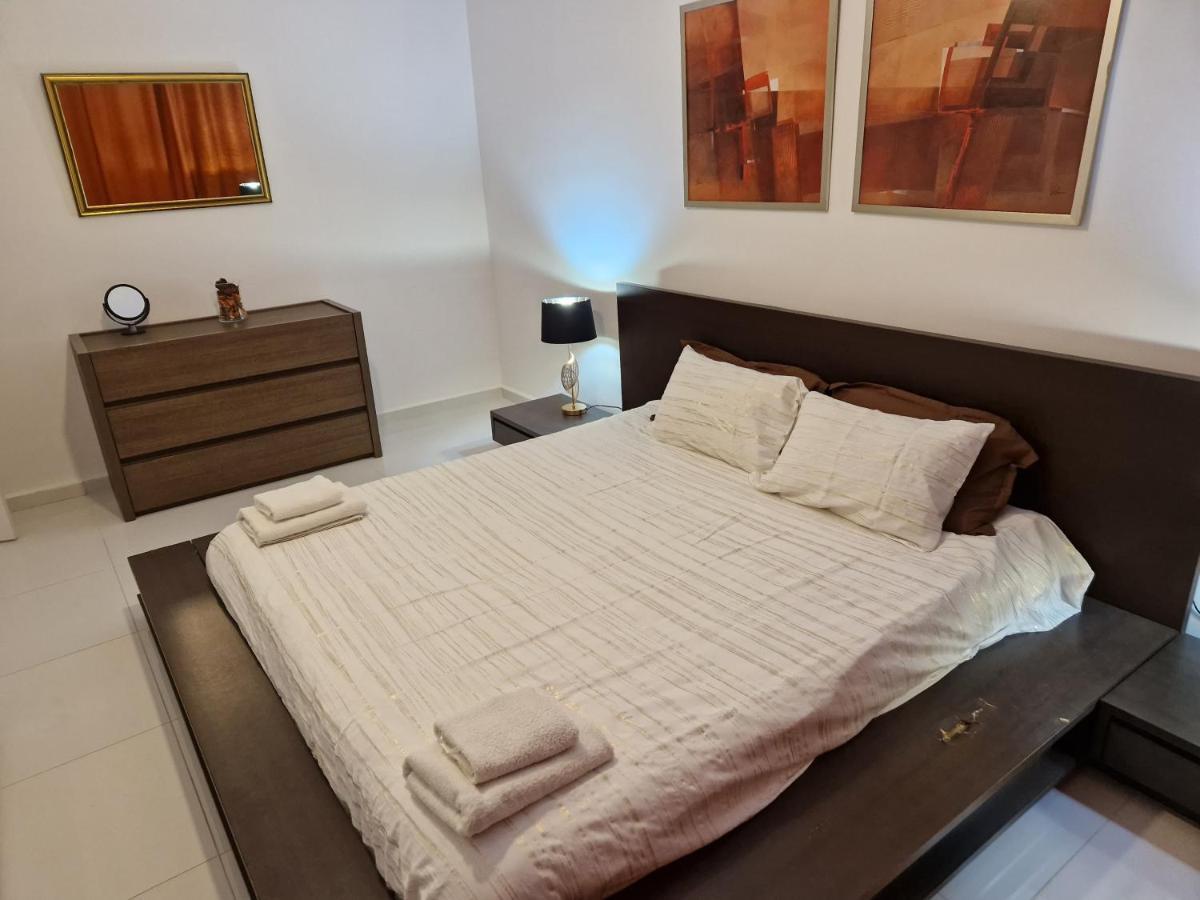 Town Pent House Lägenhet Luqa Exteriör bild